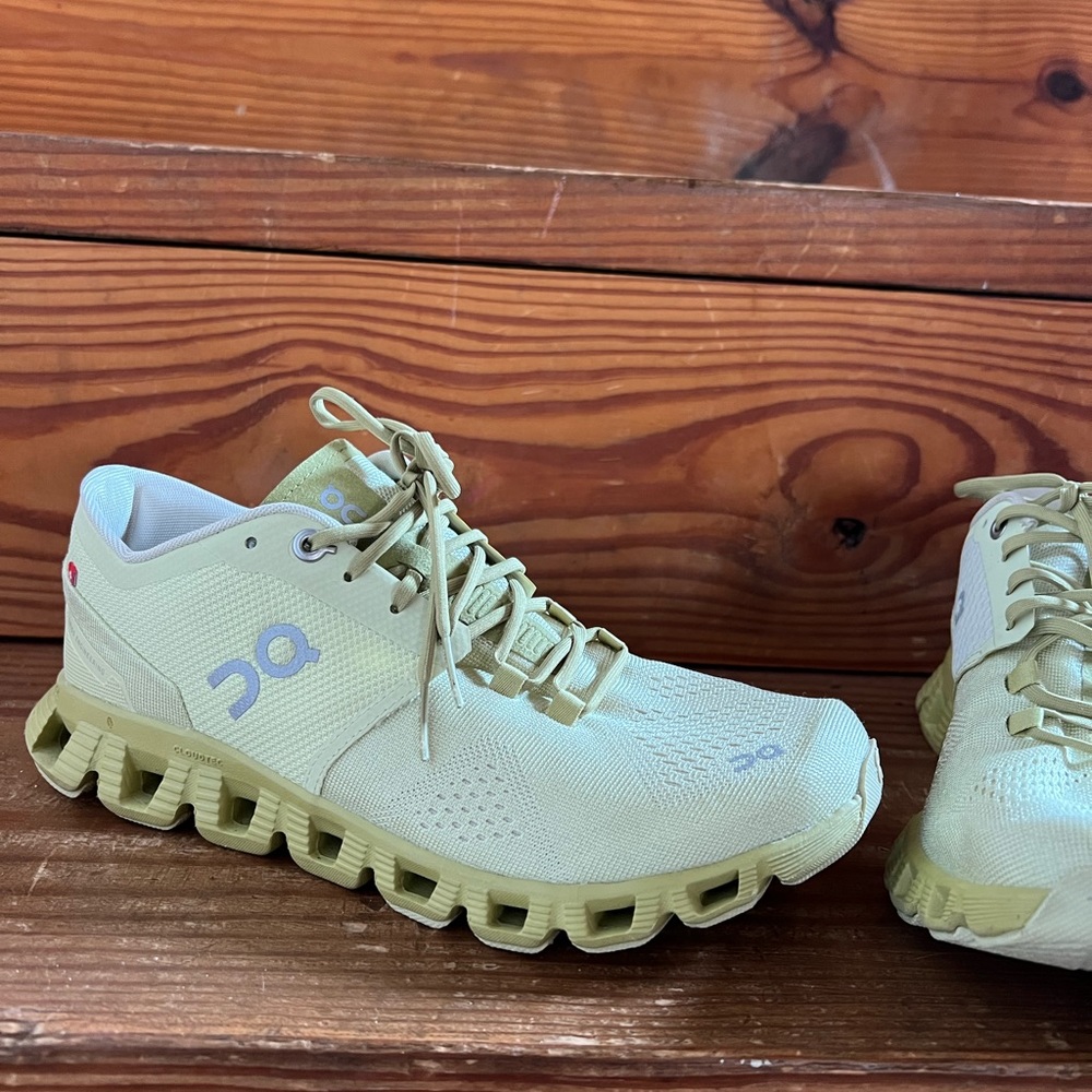 OnCloud womens shoes size 8
